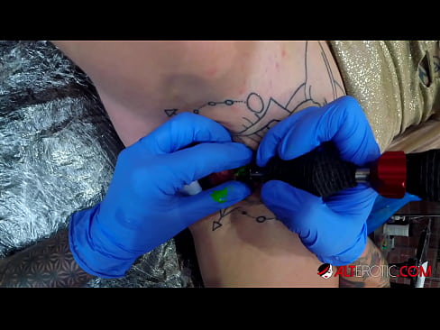 ❤️ Ekstrèmman tatoue hottie Sully Savage te fè yon tatoo sou klitoris li ❤️ Videyo sèks nan pònografi ht.naughtyhentai.ru