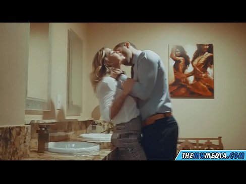 ❤️ Lè yon blond bèl sedui ou nan yon twalèt piblik ❤️ Videyo sèks nan pònografi ht.naughtyhentai.ru